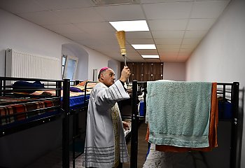Biskup Włodarczyk poświęcił ogrzewalnię w Bazylice